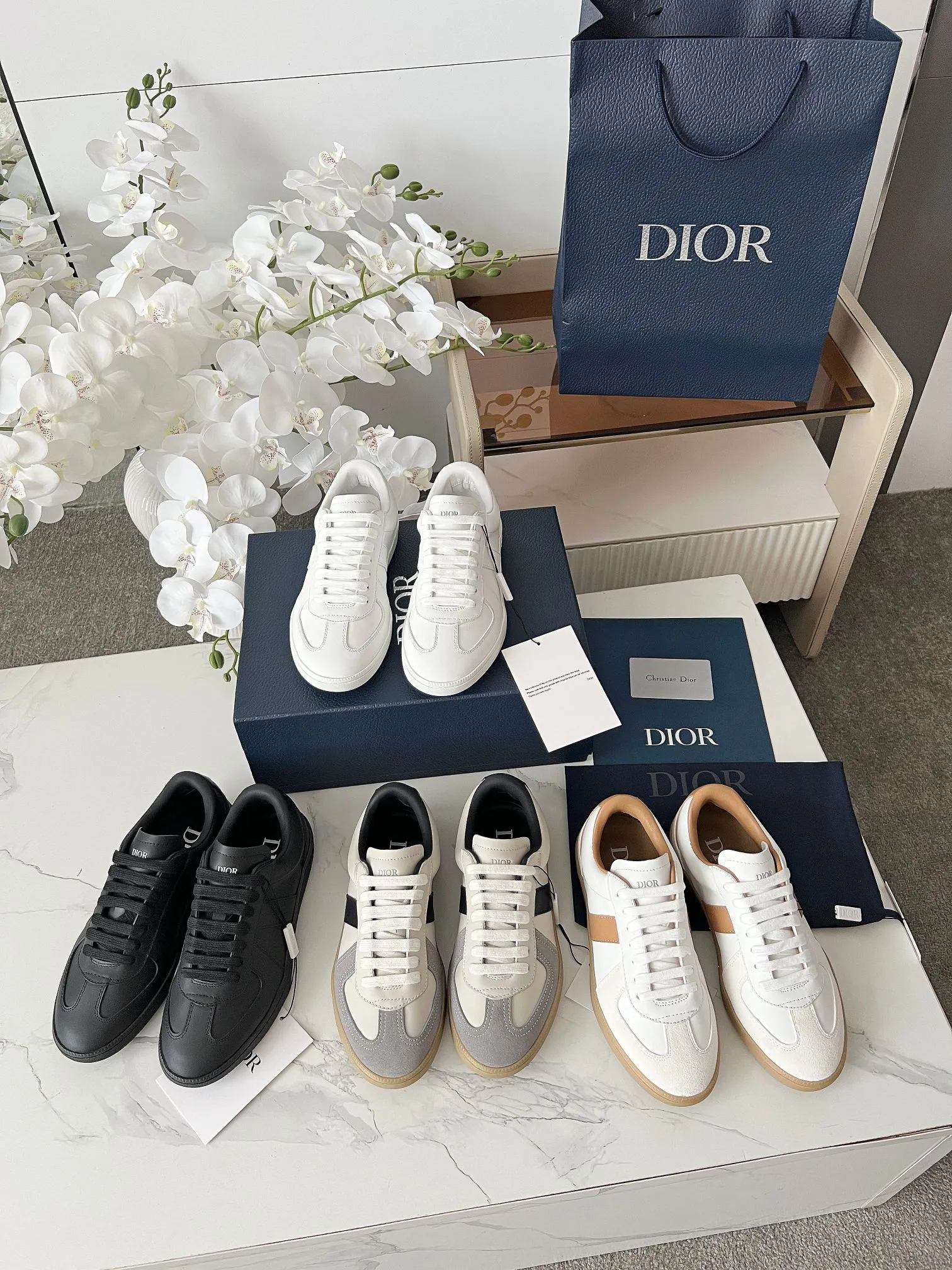 Men's Men's Shoes💰420 [New Style]🍿🍿Dior Dior Size: 38-44 (45 customized) 2025 new Dior B01 top version of moral training shoes! ! ! Made of white and brown first-layer cowhide, paired with white high-mercerized smooth suede, the upper is fully oiled and the original TPU molded outsole. New to the Fall 2025 collection, this sneaker marks the return of Dior’s classic style, reinterpreted in a stylish and elegant silhouette. Crafted from brown and white smooth first-grain cowhide, it's decorated with white high-mercerized cow suede splicing to enhance the style. Lined in tonal silk sheepskin, the shoe is finished with the Dior logo on the tongue and inner sides, and the CD icon on the heel. Paired with amber Tpu non-slip soles, it can be matched with various styles to create a sophisticated look.